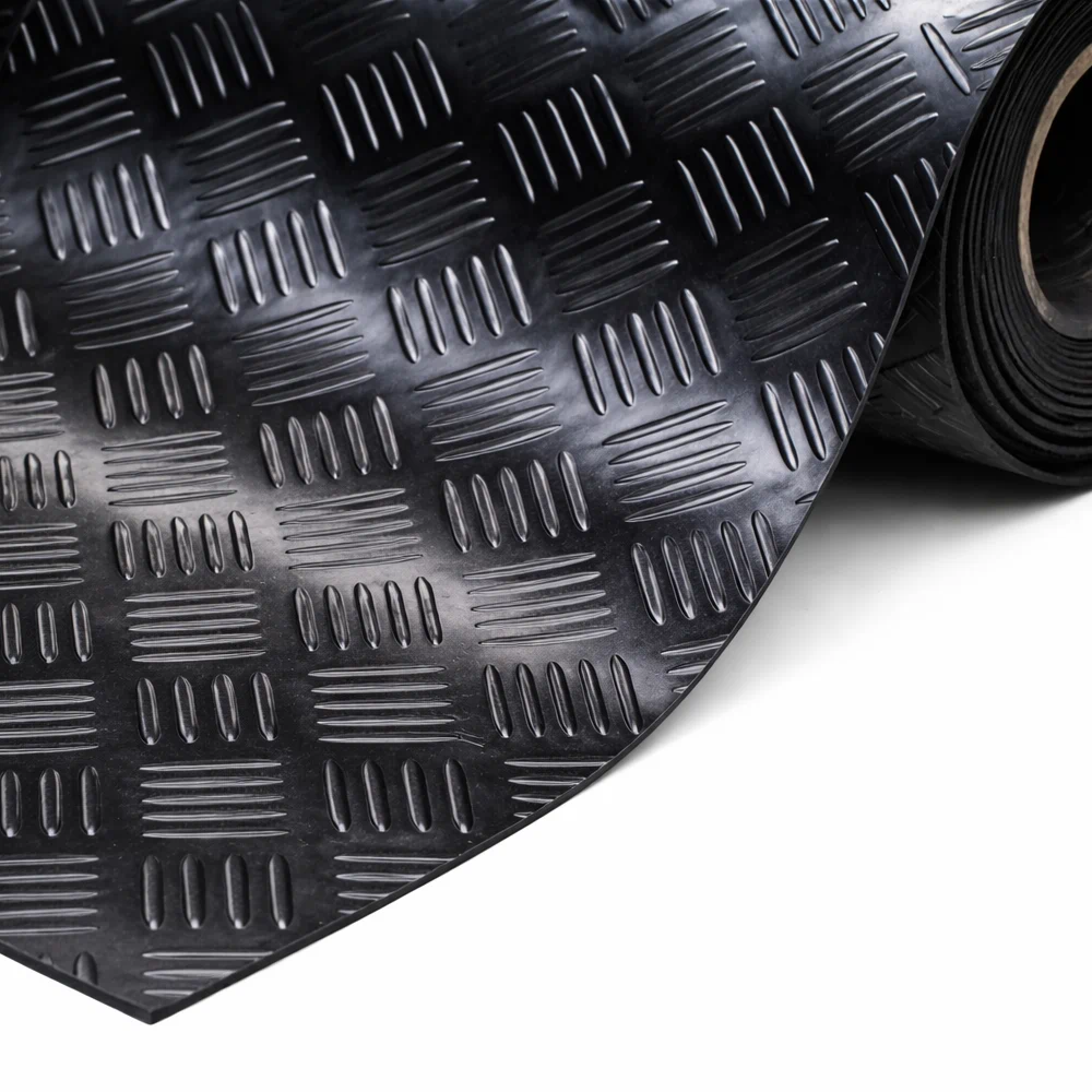 Покрытие рулонное, резиновое, 1,5м/10м, 3-4мм, косой рубчик, черное